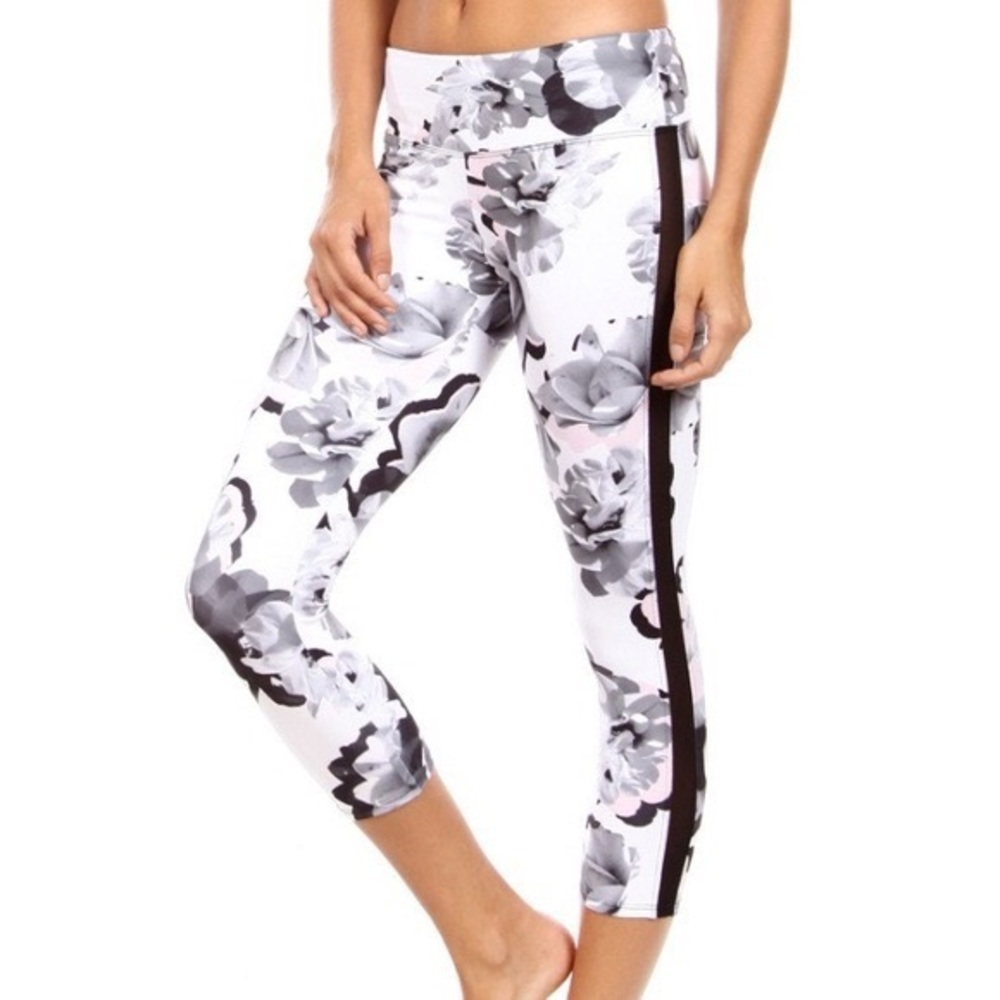 Strut This Fray Floral Graham Crop Leggings
